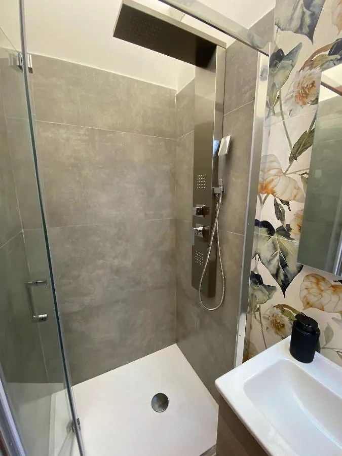 CASA BATTISTI MESSINA bellissimo appartamento in centro città ideale per FAMIGLIE o GRUPPI DI AMICI - max 3 camere, max 8 persone Bed & Breakfast